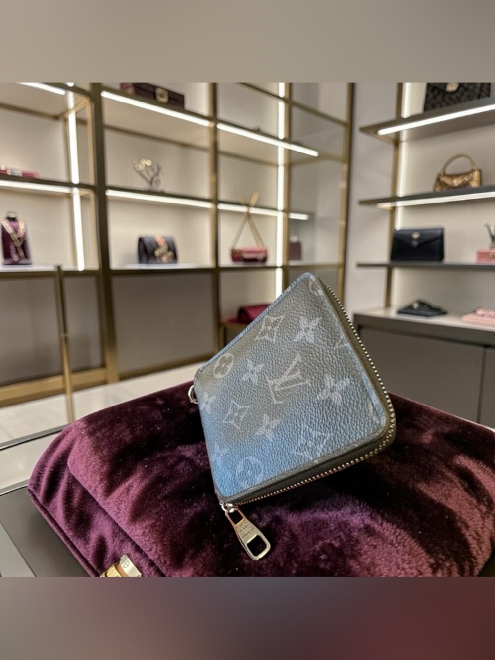 RARE Authentic Vintage Retro Iconic Minimalist Luis Vuitton Monogram Zip Wallet